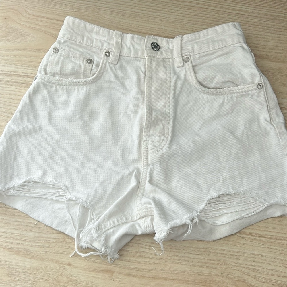 Zara White High Rise Distressed Mom Denim Short. Size 2
